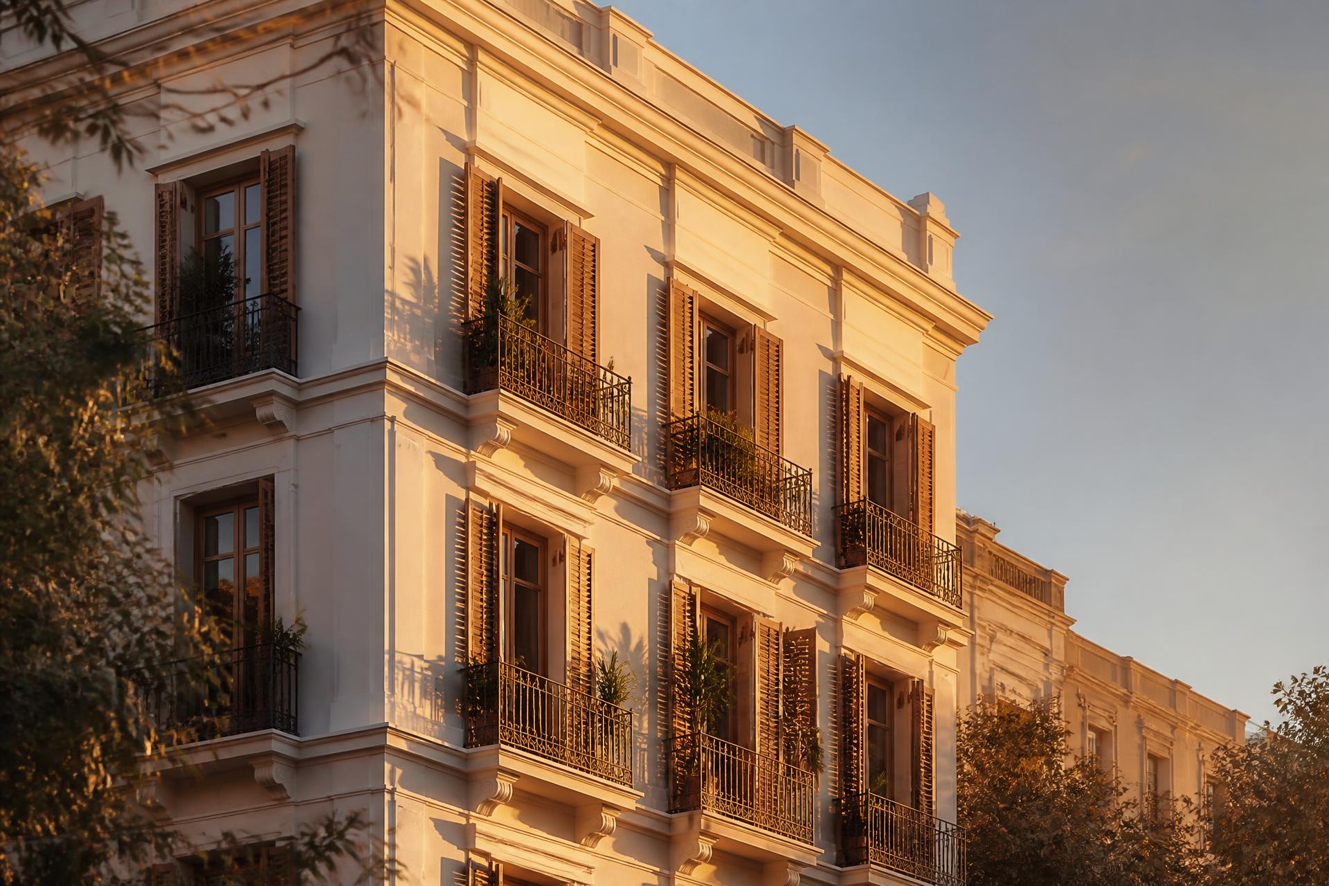 Fachada de edificio residencial valenciano a la luz del atardecer