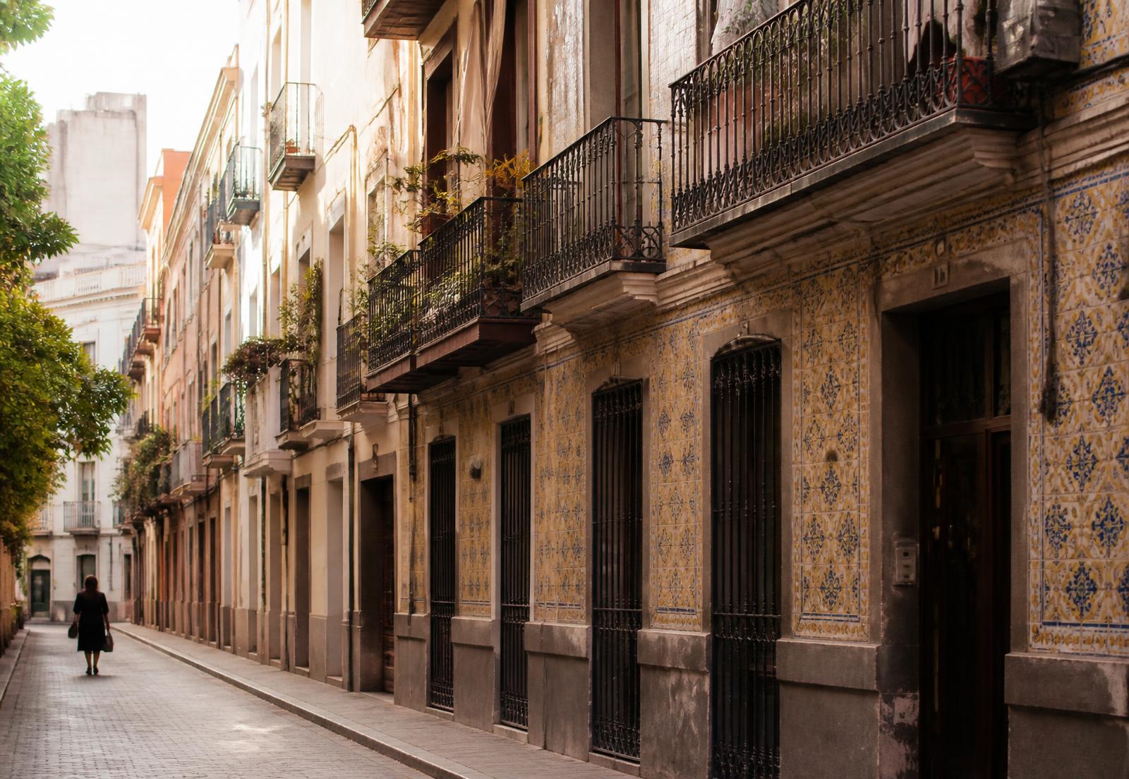 Calle residencial de Valencia con fachadas tradicionales